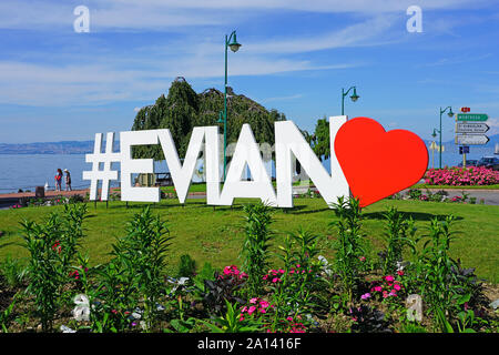 EVIAN-LES-BAINS, FRANCE - 23 JUIN 2019- Vue sur le monument sign coeur Evian à l'entrée de la ville de Evian-les-Bains, Haute-Savoie, France. Banque D'Images
