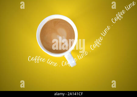 Au-dessus de café jaune - coffee time texte défilant par tasse Banque D'Images