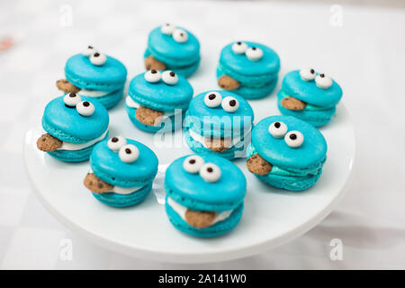 Cookie Monster macarons sur fond blanc Banque D'Images