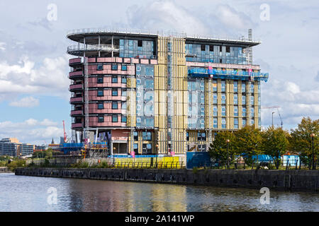 L'un des X1 Eaux Manchester les immeubles à appartements en construction, par le Manchester Ship Canal, l'île de Pomona, Manchester, Angleterre, RU Banque D'Images