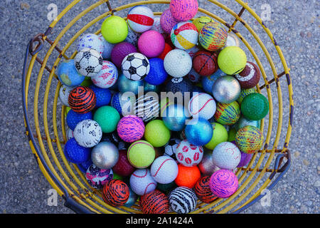 CAPE MAY, NJ - 8 SEP 2019- Vue du coloré décoré au mini-golf balls dans un panier à Cape May, New Jersey, USA. Banque D'Images