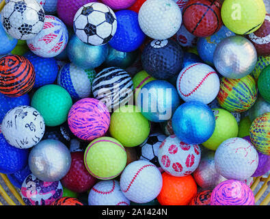 CAPE MAY, NJ - 8 SEP 2019- Vue du coloré décoré au mini-golf balls dans un panier à Cape May, New Jersey, USA. Banque D'Images