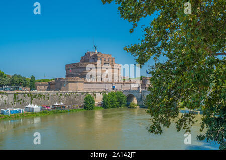 Sant'Angelo Château encadré par l'arbre à Rome, Italie Banque D'Images