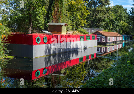 Péniche rouge amarré en permanence sur les rives de la Basingstoke Canal dans la région de Pampigny Woking, Surrey, Angleterre du Sud-Est, Royaume-Uni Banque D'Images