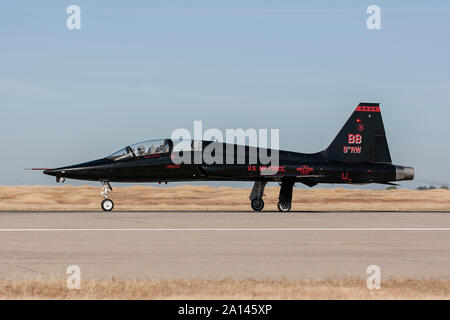 Un U.S. Air Force T-38un atterrissage Beale Air Force Base, en Californie. Banque D'Images