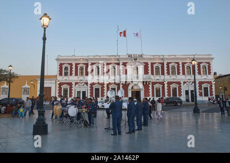 Groupe jouant devant le Palais Municipal Building, Plaza de Armas, Trujillo, Pérou Banque D'Images