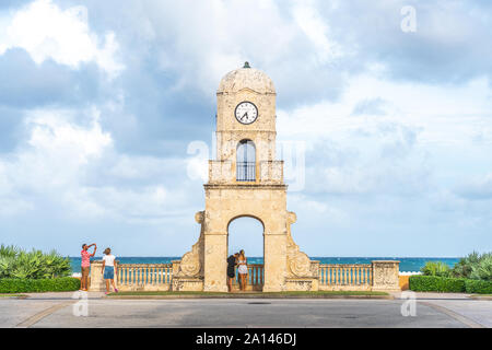 Palm Beach, Floride, USA - 14 septembre 2019 : Worth Avenue tour de l'horloge à USA Banque D'Images