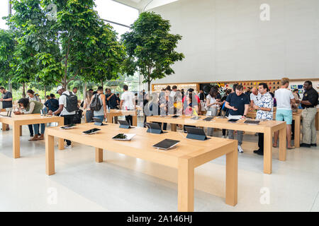 Aventura, Florida, USA - 20 septembre 2019 : Apple store dans le centre commercial Aventura sur premier jour de officiellement commencé la vente de l'iPhone, iPhone 11 et 11 Pro Banque D'Images