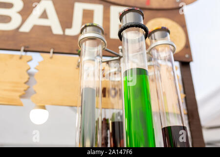 Avec distributeur de boissons sucrées différents additifs. L'alimentation et de la cuisine des équipements à un festival de l'alimentation de rue. Banque D'Images