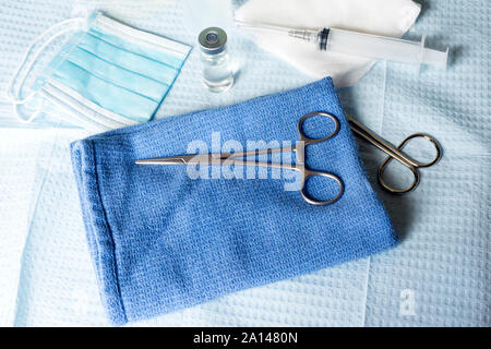 Hemostats sur serviette stérile pansement avec fournitures. Banque D'Images