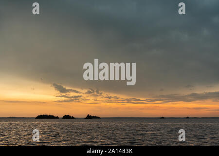 Coucher de soleil sur le lac à la Pluie un soir d'été Banque D'Images