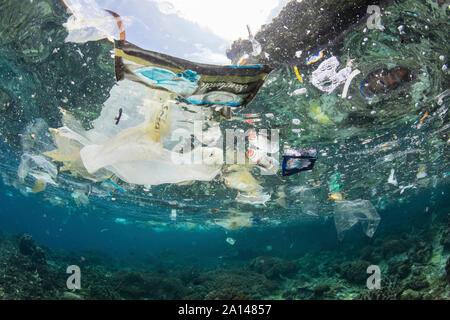 Des sacs en plastique et autres ordures flotter au-dessus de la barrière de corail. Banque D'Images