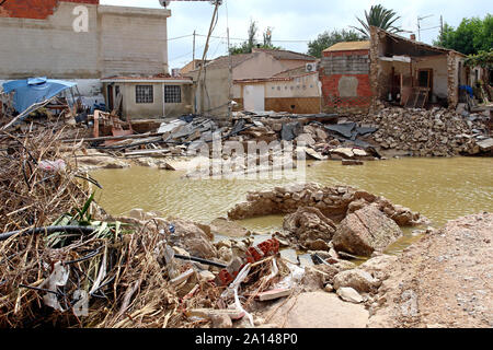 Au sud-est de l'Espagne, septembre 2019. Maisons debout près de la rivière Segura ont été brisées lors de la rivière éclater ses banques lors d'une 'gota fria' tempête. Banque D'Images