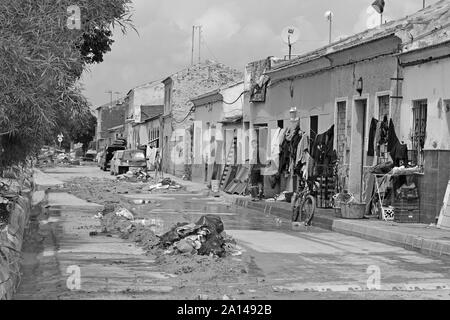 2019 Septembre. Une rangée de petites maisons entre la rivière Segura et Almoradi ont été inondés au cours de la gota fria storm lors de la rivière burst ses banques. Banque D'Images