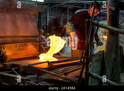 27 Sept 2019 Kokomo Indiana USA ; un travailleur de verre en fusion talentueux mélange de verre chaud, et dans ce processus, crée des feuilles de beaux vitraux d'ar Banque D'Images