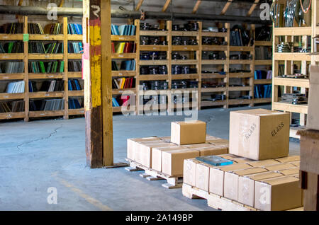 Boîtes de verre fragile s'asseoir sur des palettes en bois dans une usine de verre Loading dock, prêts à être expédiés dans le USA Banque D'Images