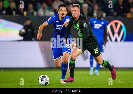 Wolfsburg, Allemagne. Sep 23, 2019. Yannick Gerhardt (R) de Wolfsburg franchit la défense de Benjamin Hubner d'Hoffenheim lors d'un match de Bundesliga allemande entre VfL Wolfsburg et TSG 1899 Hoffenheim à Wolfsburg, Allemagne, 23 septembre 2019. Crédit : Kevin Voigt/Xinhua Banque D'Images