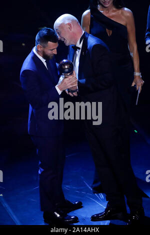 Milan, Italie. Sep 23, 2019. L'Argentine et l'avant Barcelone Lionel Messi (L) est présenté par le président de la FIFA, Gianni Infantino avec le trophée pour le meilleur joueur FIFA de 2019 hommes dans le meilleur FIFA Football Awards 2019 à Milan, Italie, 23 septembre 2019. Credit : Alberto Lingria/Xinhua Banque D'Images