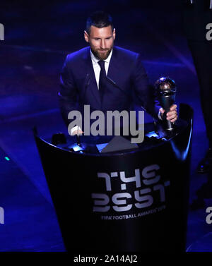 Milan, Italie. Sep 23, 2019. L'Argentine et l'avant Barcelone Lionel Messi parle après avoir remporté le meilleur joueur FIFA de 2019 hommes dans le meilleur FIFA Football Awards 2019 à Milan, Italie, 23 septembre 2019. Credit : Alberto Lingria/Xinhua Banque D'Images