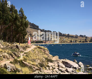 COPACABANA, BOLIVIE - Octobre 17, 2014 : balise sur les rives du lac Titicaca à la petite ville touristique le 17 octobre 2014 à Copacabana, Bolivie Banque D'Images