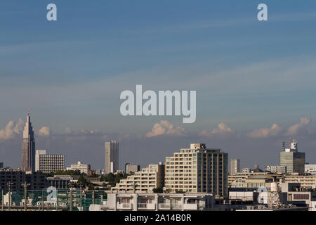 Tokyo Skyline avec la NTT DoCoMo Tower.à gauche. Shinjuku, Tokyo, Japon. Banque D'Images