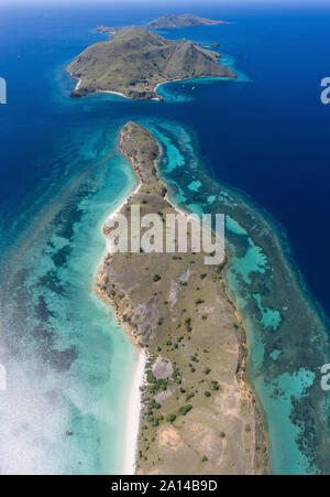 Bird's Eye View montre îles idylliques et récif frangeant en bonne santé dans le Parc National de Komodo, en Indonésie. Banque D'Images