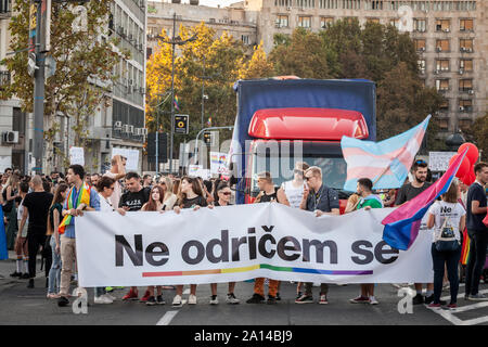 BELGRADE, SERBIE - 15 septembre 2019 : Activists holding une bannière disant Ne odricem se, je n'abandonnez pas & gay drapeaux au cours de la Gay Pride de Belgrade. E Banque D'Images