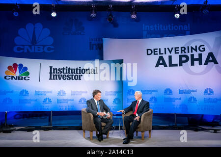 Vice-président Mike Pence participe à une conversation au coin du feu avec Joe Kernen de CNBC News au cours de la 9e Conférence annuelle de l'exécution 2019 Alpha Jeudi, 19 septembre 2019, à l'hôtel Pierre à New York. Personnes : Vice-président Mike Pence Credit : tempêtes Media Group/Alamy Live News Banque D'Images