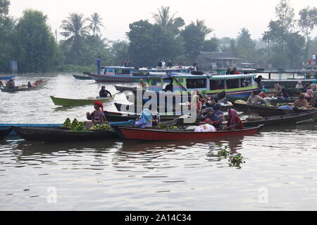 Marché Flottant dans Baintan Sud Lok, Bornéo, Indonésie, Banjarmasin Banque D'Images