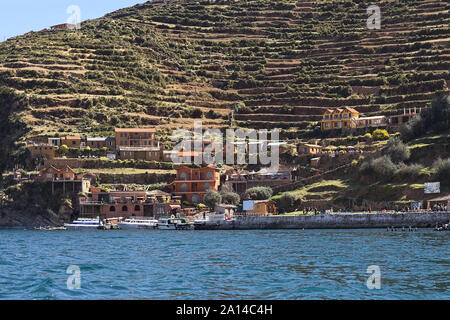 YUMANI, BOLIVIE - 5 novembre, 2014 : le port et les terrasses sur les hauteurs de Yumani sur la partie sud de l'Isla del Sol du Lac Titicaca, en Bolivie Banque D'Images