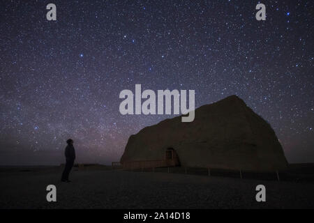 Un comité permanent stargazer en face de Yumen Pass, province de Gansu en Chine. Banque D'Images