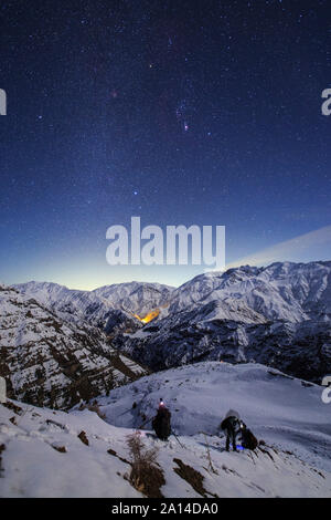 La Voie lactée d'hiver brille au-dessus de la neige-couvertes de montagnes Alborz en Iran. Banque D'Images