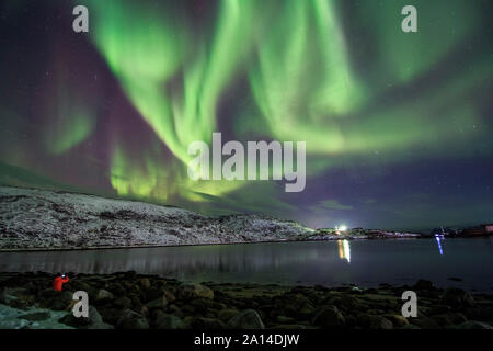 Danses des aurores boréales au-dessus de l'océan Arctique de Teriberka, Mourmansk, en Russie. Banque D'Images