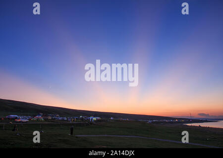 Anticrepuscular radiographies apparaissent au-dessus du lac Qinghai Qinghai, Chine. Banque D'Images