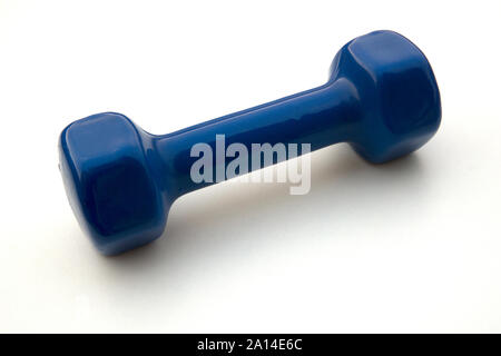 Haltère bleu isolé sur fond blanc. Poids 2 kg, couleur bleu dumbell. Banque D'Images