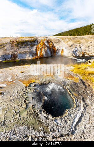 Chinaman est ressort sur la rive sud de la rivière Firehole à Old Faithful dans le Parc National de Yellowstone. La piscine contient de façon permanente, clairement boilin Banque D'Images