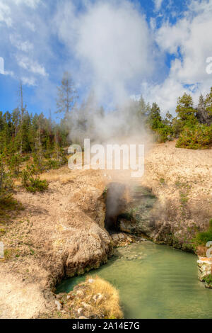 La vapeur s'élève de la bouche du Dragon caverne de printemps au Parc National de Yellowstone dans le Wyoming, États-Unis. Banque D'Images