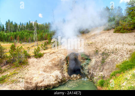 La vapeur s'élève de la bouche du Dragon caverne de printemps au Parc National de Yellowstone dans le Wyoming, États-Unis. Banque D'Images