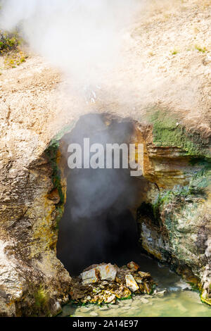 La vapeur s'élève de la bouche du Dragon caverne de printemps au Parc National de Yellowstone dans le Wyoming, États-Unis. Banque D'Images