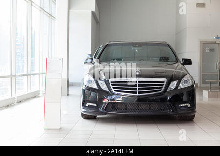 Novosibirsk, Russie - 09.05.2019 : Exposition au showroom d'un concessionnaire avec black car Mercedes E class dans package AMG au cours d'une présentation Banque D'Images