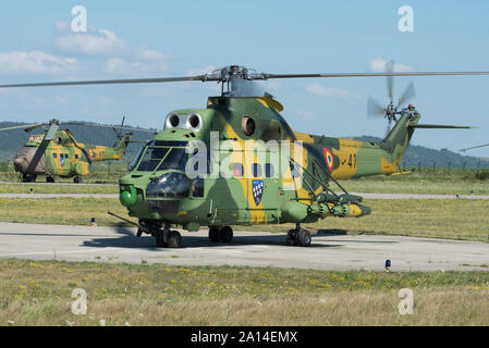 Force aérienne roumaine IAR 330 à Campia Turzii Air Base, la Roumanie. Banque D'Images