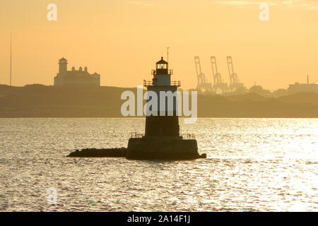 Robbins Reef Phare dans le port de New York au coucher du soleil Banque D'Images
