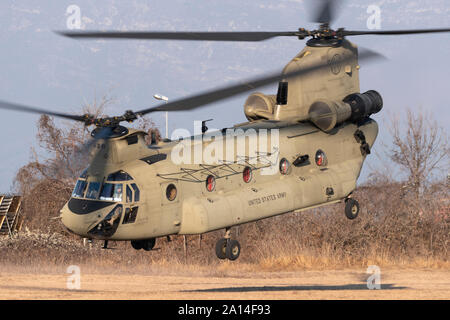 United States Army CH-47F de décoller. Banque D'Images