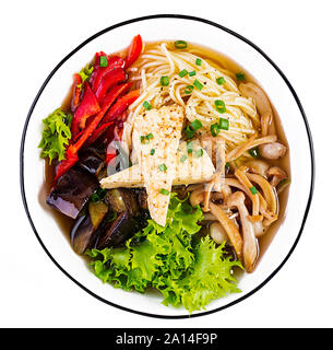 Asian vegan nouilles potage au tofu, fromage et champignons shimeji aubergines frites dans un bol sur fond blanc. Vue d'en haut Banque D'Images