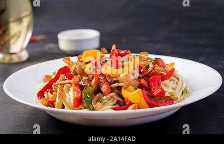 Des nouilles avec du paprika et champignons shimeji. Repas Oriental. Sauté de champignons shimeji japonais. Banque D'Images