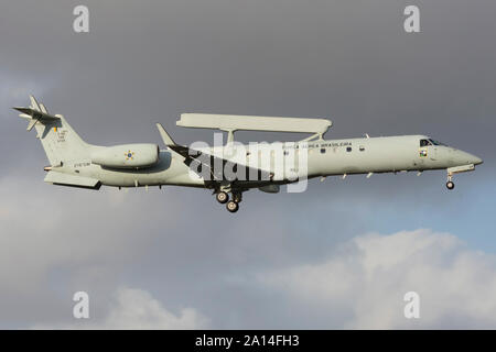 F-99 de la Force aérienne brésilienne se prépare pour l'atterrissage. Banque D'Images