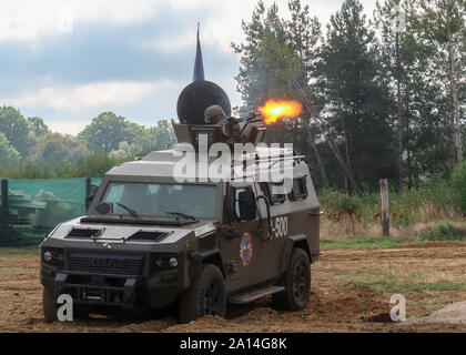 Le personnel affecté à la garde de l'État du ministère de l'Ukraine de fournir un tir d'appui lors de leur manifestation pour visiteurs distingués dans le cadre de Combat Rapide à Trident 2019 Center-Yavoriv la formation, le 20 septembre 2019. Banque D'Images