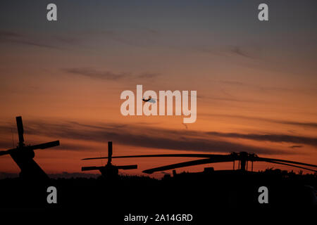 Une armée américaine Black Hawk UH-60M avec l'hélicoptère de la Garde nationale du New Jersey 1-150ème bataillon d'hélicoptères d'assaut part en mission d'entraînement de nuit at Joint Base McGuire-Dix-Lakehurst, New Jersey), 18 septembre 2019. (U.S. Air National Guard photo par le Sgt. Matt Hecht) Banque D'Images