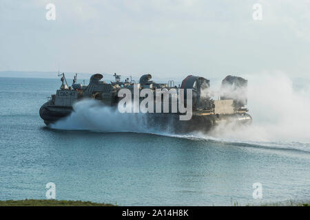 Landing Craft Air Cushion quitte la plage Bleue, Okinawa, Japon. Banque D'Images