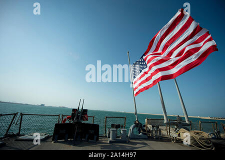 Le drapeau Américain vole à Berne en l'honneur du 11 septembre à bord de l'USS Arleigh Burke. Banque D'Images